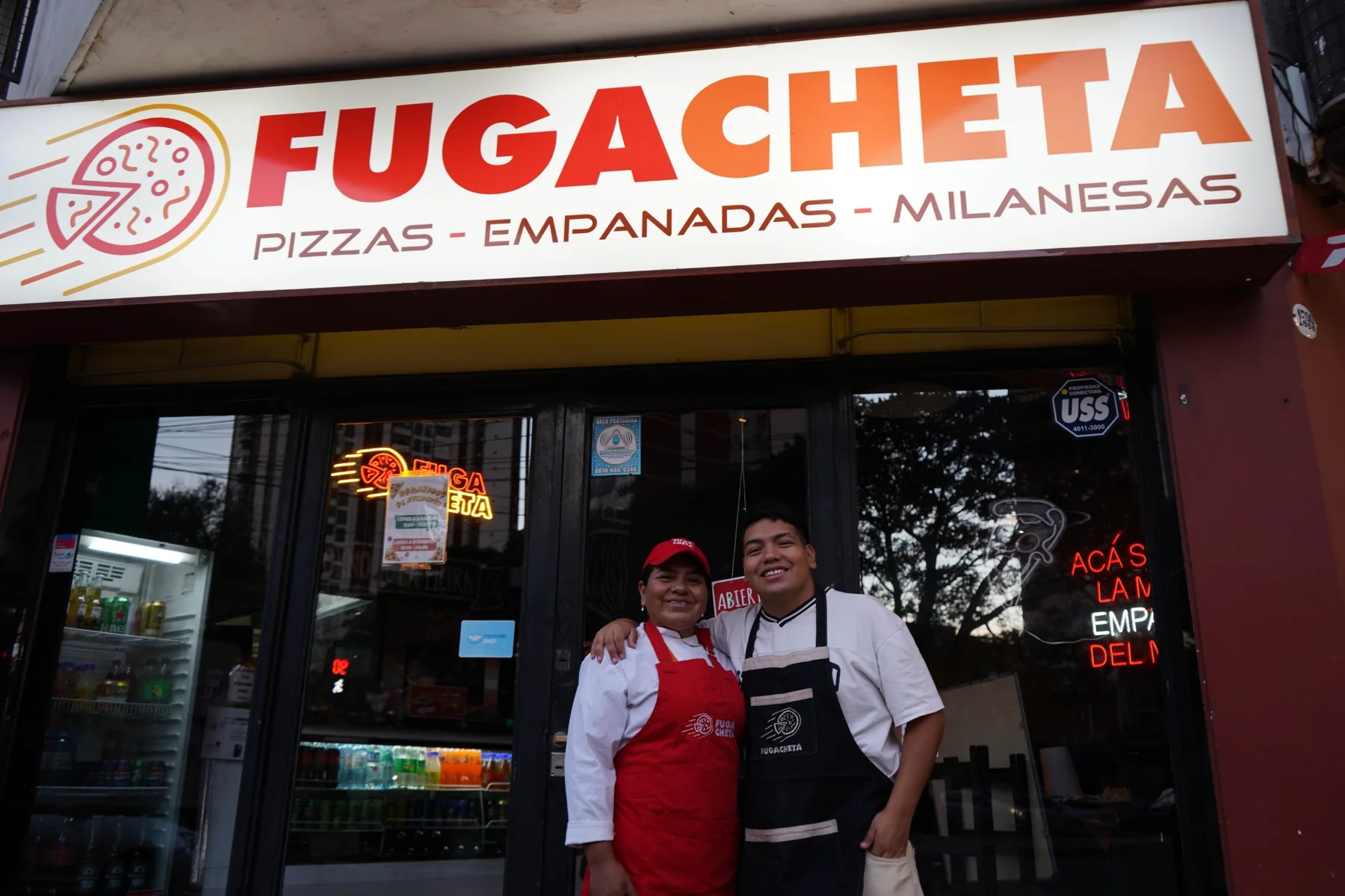Esmeralda Panta y Matías Panta en la puerta del local Fugacheta