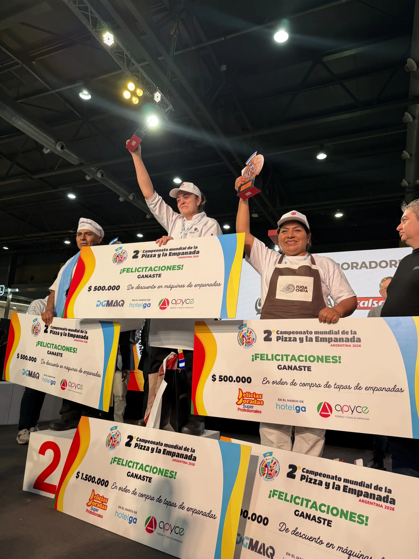 Equipo de Fugacheta festejando en el podio del Campeonato Mundial de la Pizza y la Empanada