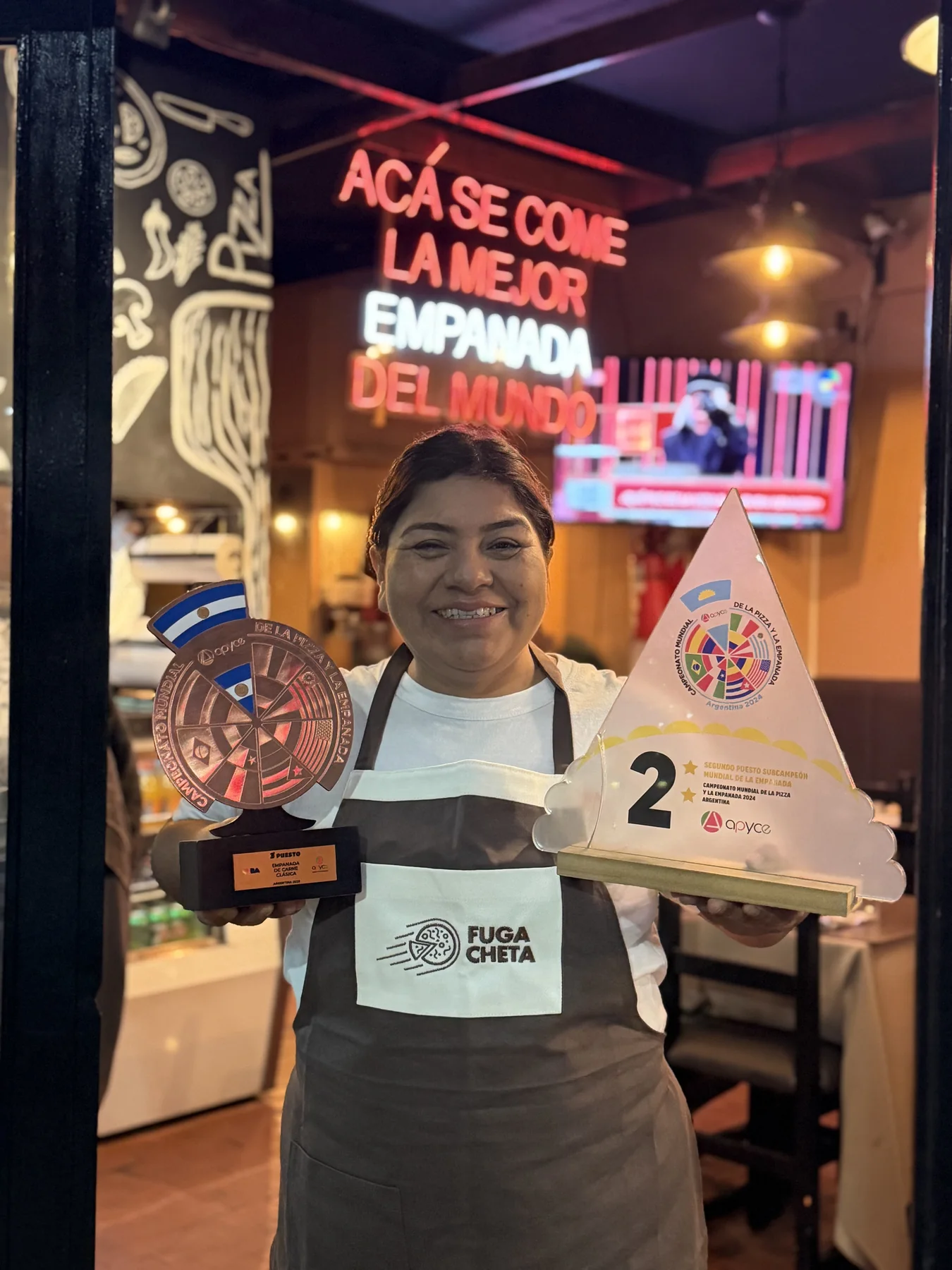 Esmeralda Panta, chef de Fugacheta, con los trofeos de 2do y 3er puesto del Campeonato Mundial de la Pizza y la Empanada
